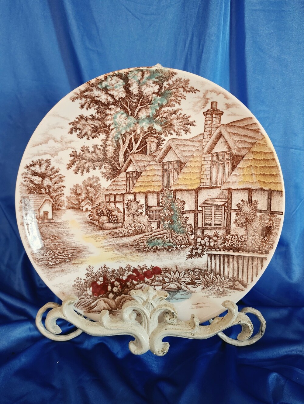 Decorative Mid-Century Plate Cottage Farmhouse made by World Wide